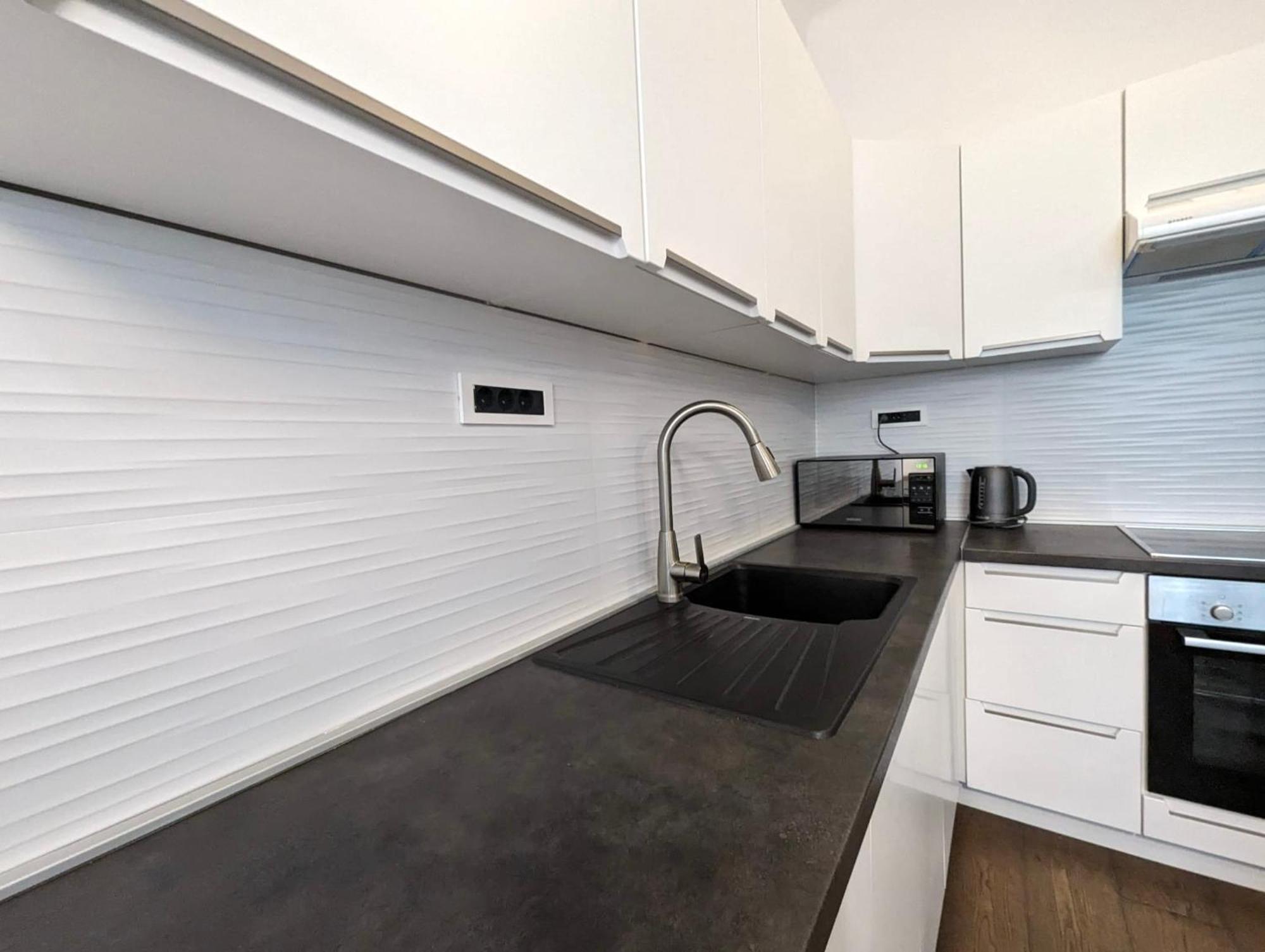 Fantabulous Downtown Abode W King Bed, 65" Tv, Washer And Tumble Dryer ซาเกร็บ ภายนอก รูปภาพ