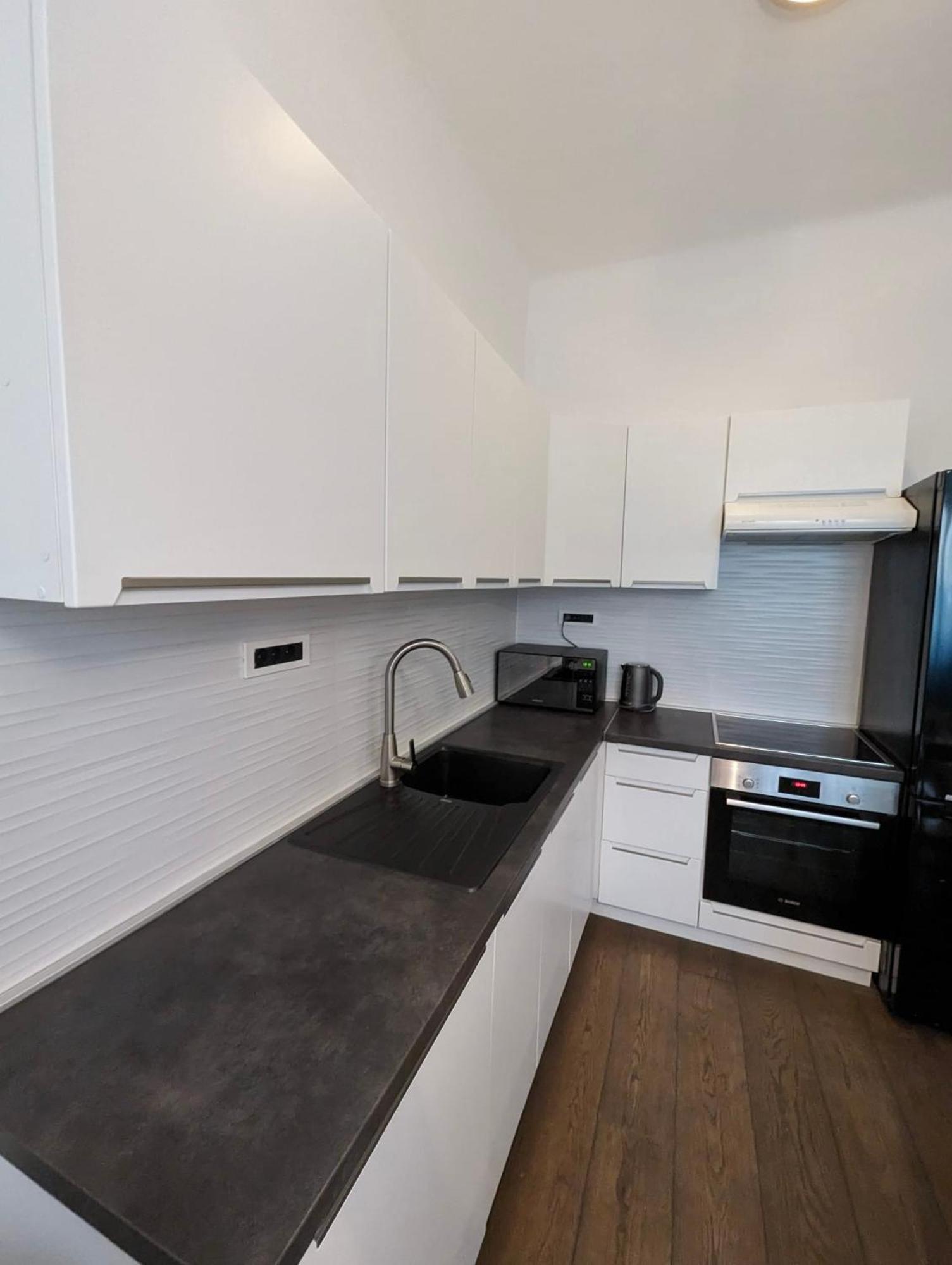 Fantabulous Downtown Abode W King Bed, 65" Tv, Washer And Tumble Dryer ซาเกร็บ ภายนอก รูปภาพ