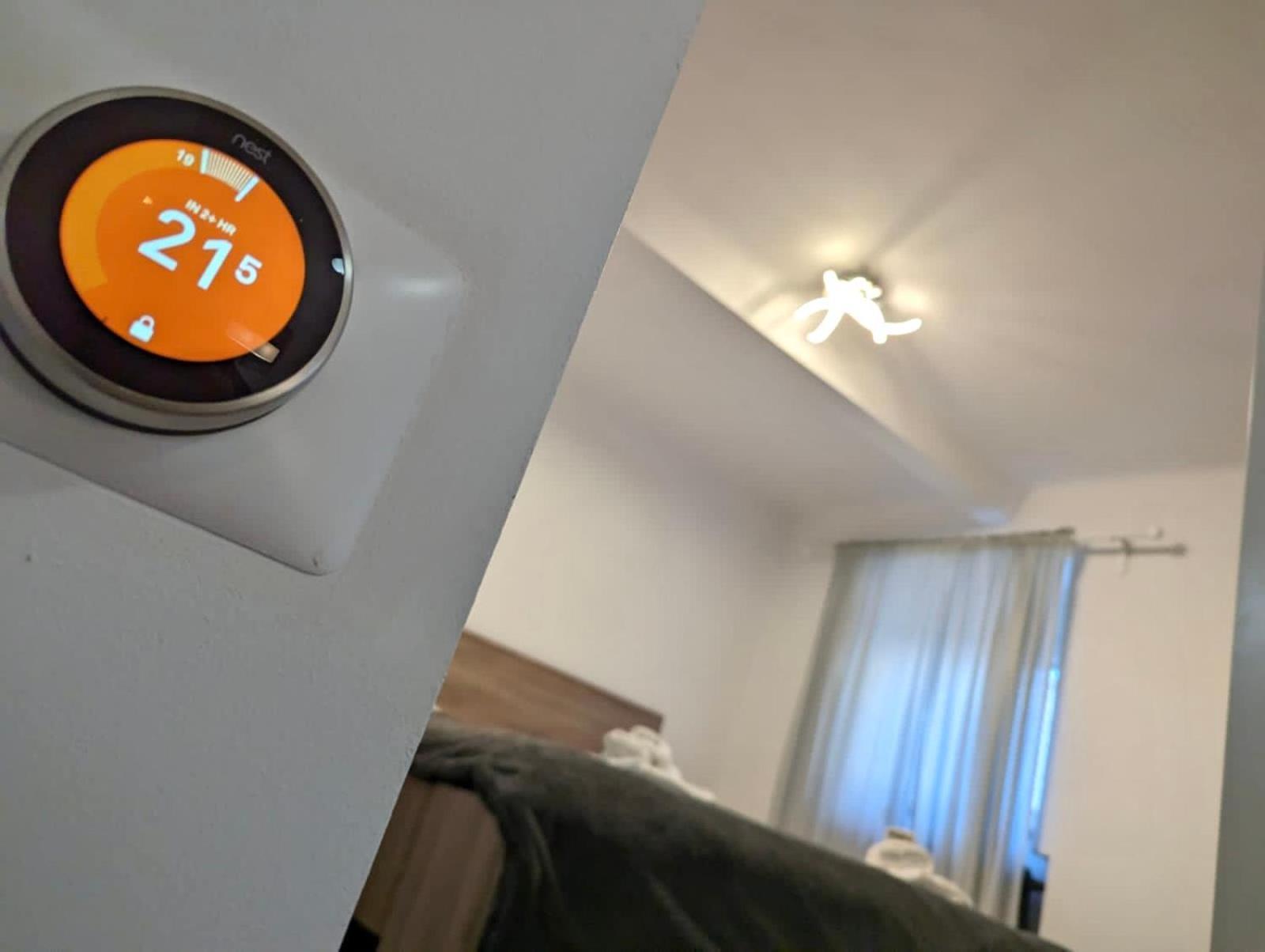 Fantabulous Downtown Abode W King Bed, 65" Tv, Washer And Tumble Dryer ซาเกร็บ ภายนอก รูปภาพ